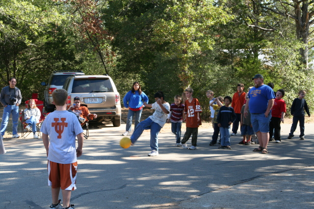 2008/10(October)/Pack409-Camping/640x480_2008-10-25-Pack409-Camping-39-dodgeball.JPG