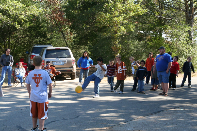 2008/10(October)/Pack409-Camping/800x600_2008-10-25-Pack409-Camping-39-dodgeball.JPG