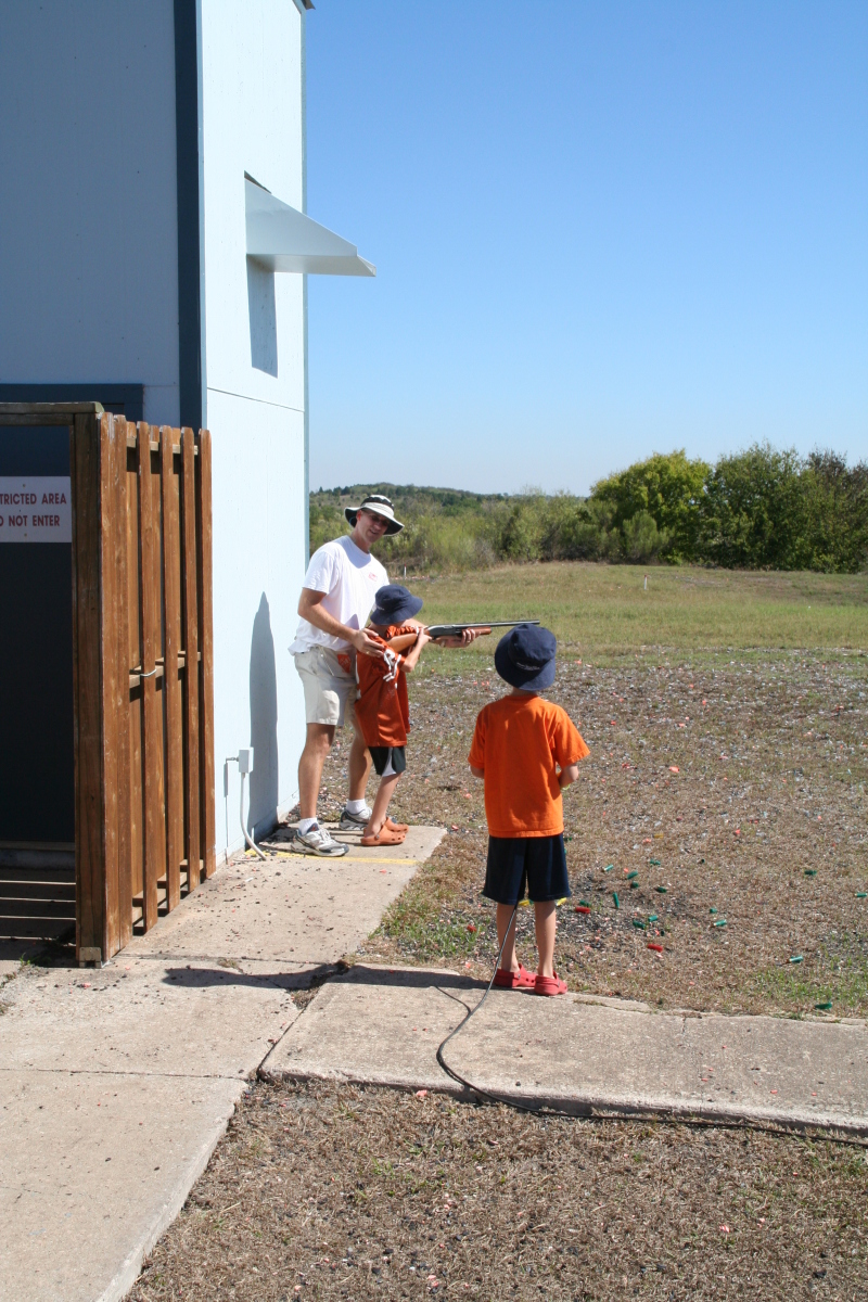 2008/10(October)/Skeet-Range/800x600_2008-10-19-Skeet-Range-21-Travis-Chance-Dax.JPG