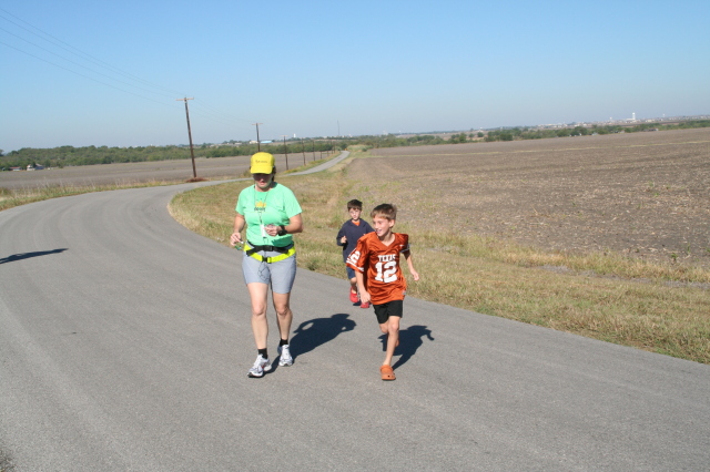 2008/10(October)/Suzi-Jogging/640x480_2008-10-19-Suzi-running-Pf-2-Dax-Chance.JPG