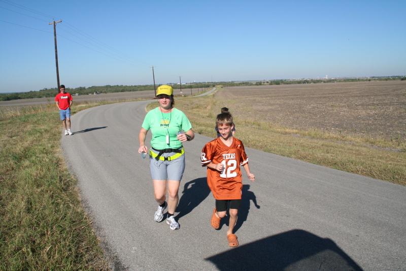 2008/10(October)/Suzi-Jogging/800x600_2008-10-19-Suzi-running-Pf-4-Stan-Dax-Chance.JPG