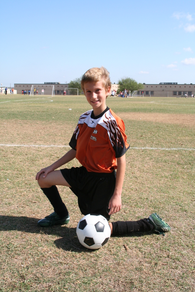 2008/10(October)/TigerSharks-Soccer/640x480_2008-10-04-TigerSharks-28-Chance.JPG