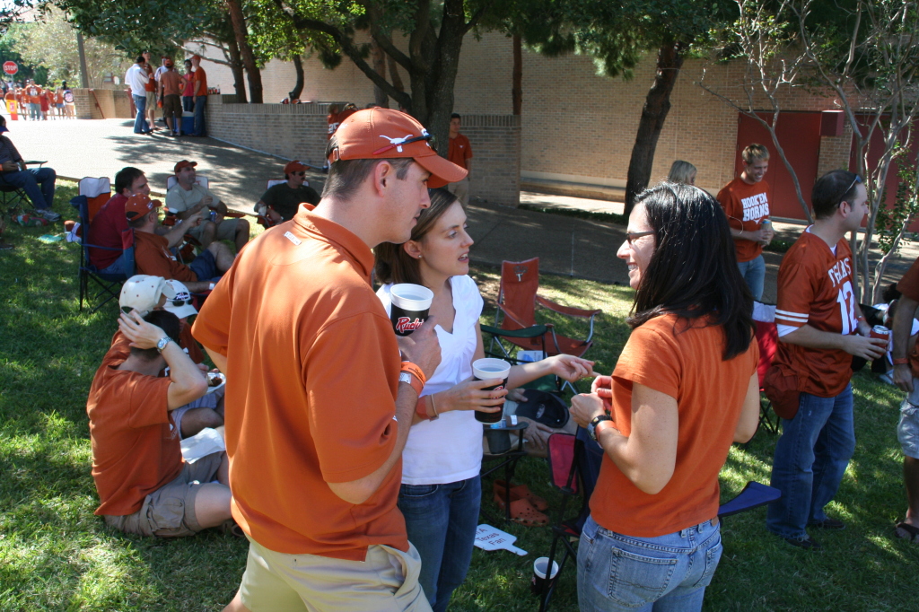 2008/10(October)/UT-OKst-tailgate/1024x768_2008-10-25-UT-vs-OK-st-tailgating-09-Heather.JPG