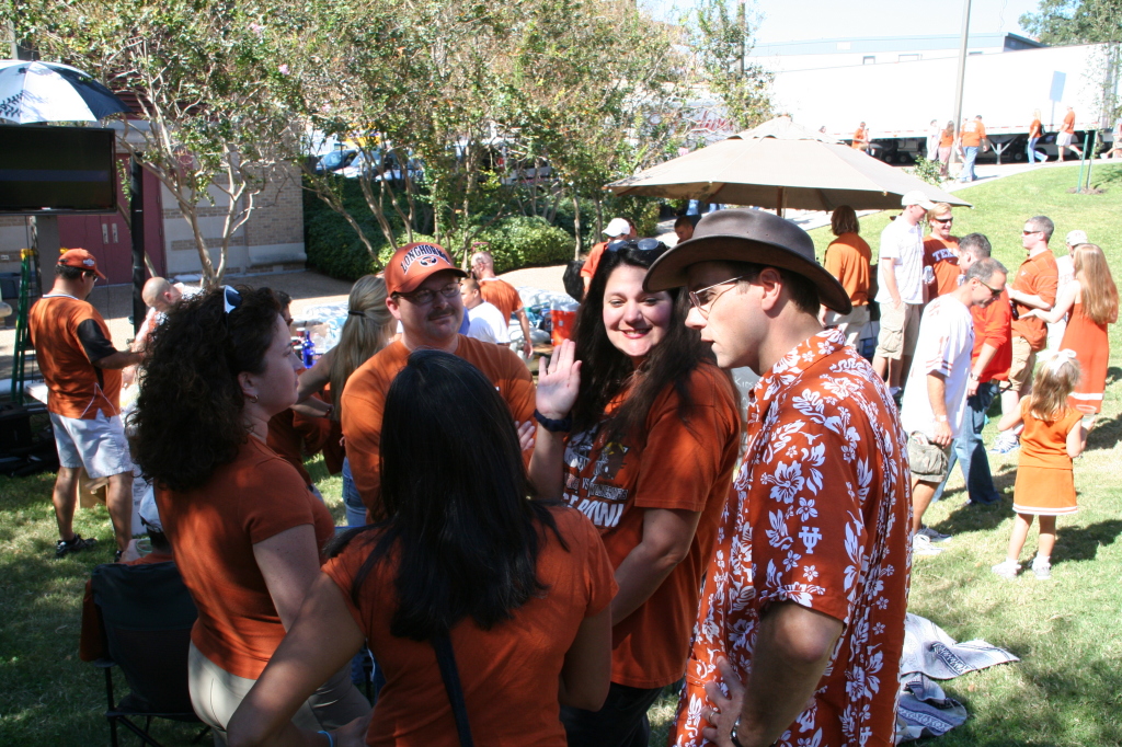 2008-10-25-UT-vs-OK-st-tailgating-10-Suzi-Doug-Kavita-Kiffin-Ben.JPG