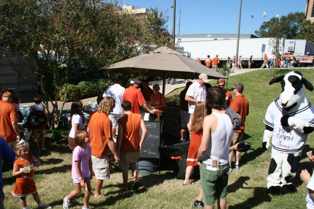 2008/10(October)/UT-OKst-tailgate/640x480_2008-10-25-UT-vs-OK-st-tailgating-03-Juan.JPG