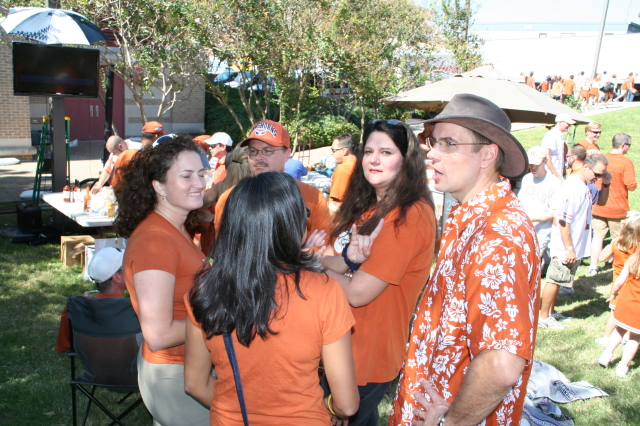 2008-10-25-UT-vs-OK-st-tailgating-11-Suzi-Doug-Kavita-Kiffin-Ben.JPG