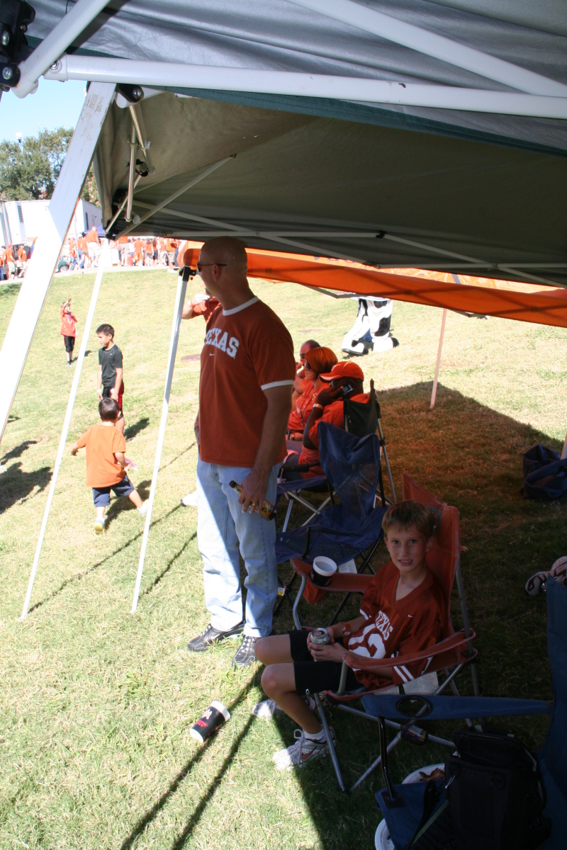 2008-10-25-UT-vs-OK-st-tailgating-06-Mike-Chance.JPG