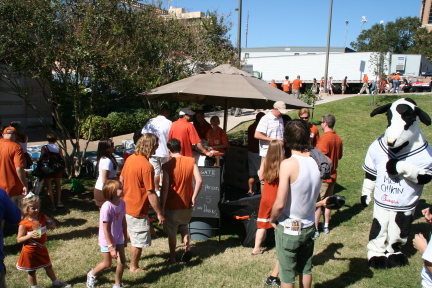 2008-10-25-UT-vs-OK-st-tailgating-03-Juan.JPG