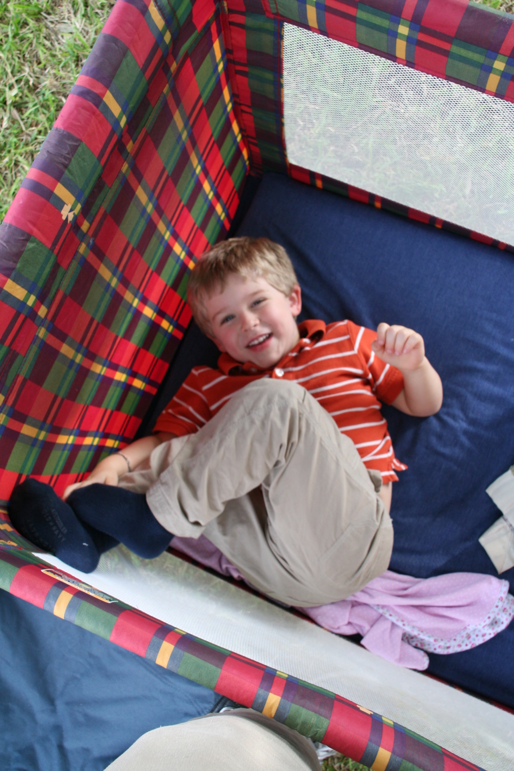 2008/11(November)/ThanksGiving/1024x768_2008-11-27-ThanksGiving-32-Ian-in-crib.JPG