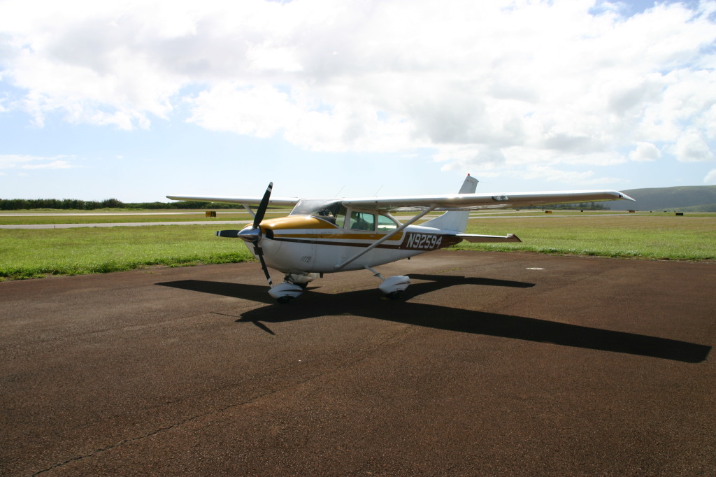 2008-01-19-Hawaii-Juanita-Cesna-075-airport-GOOD.JPG