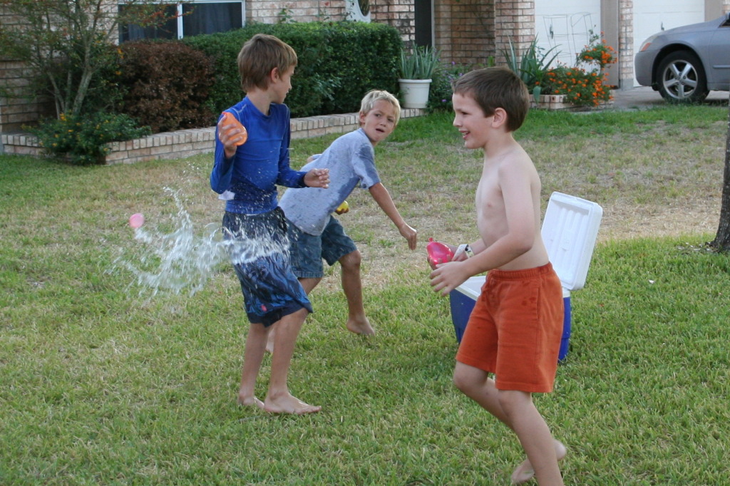 2008-10-10-Chance-9th-Bday-047-waterballoon-fight-GOOD.JPG
