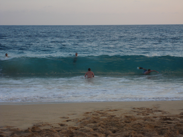 2008/Best_of/640x480_2008-01-08-Hawaii-34-Sandy-Beach-Travis-Bill-GOOD.JPG