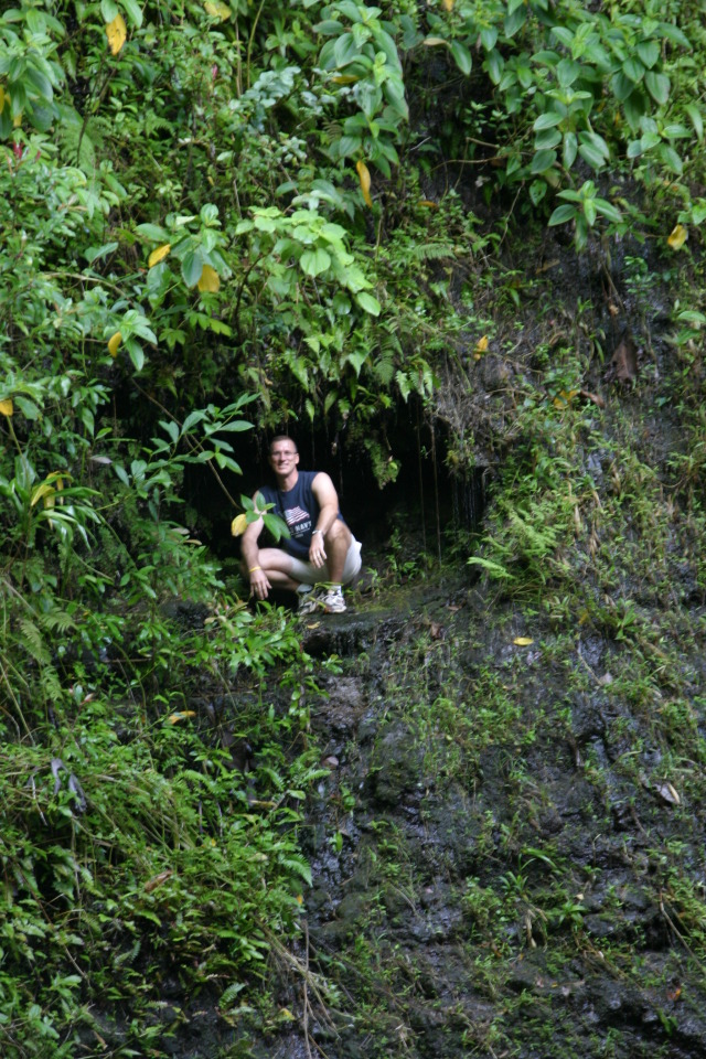 2008-01-12-Hawaii-Manoa-Trail-17-Travis-cave-GOOD.JPG