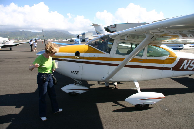 2008-01-19-Hawaii-Juanita-Cesna-006-checking-oil-GOOD.JPG