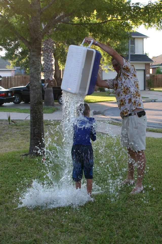 2008-10-10-Chance-9th-Bday-121-waterballoon-fight-GOOD.JPG
