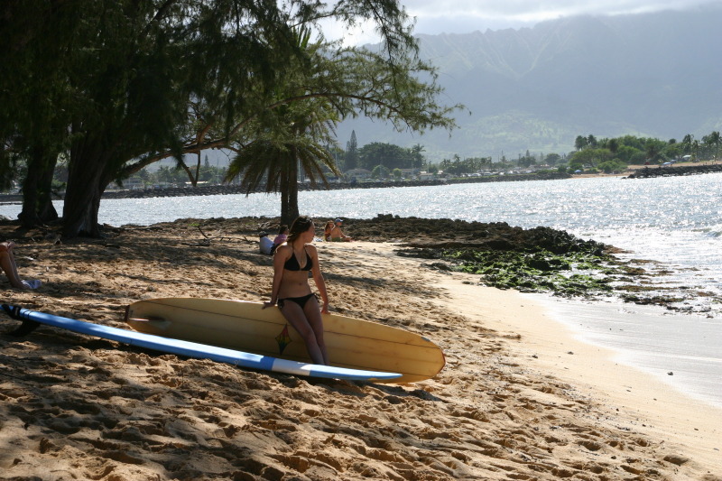 2008-01-06-Hawaii-surfing-30-girl-on-beach-GOOD.JPG