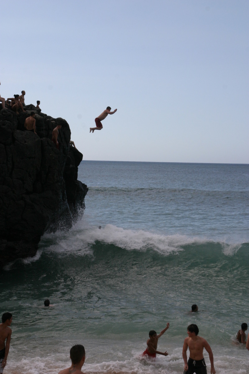 2008/Best_of/800x600_2008-01-06-Wiamea-Bay-05-Bill-cliff-jumping-GOOD.JPG