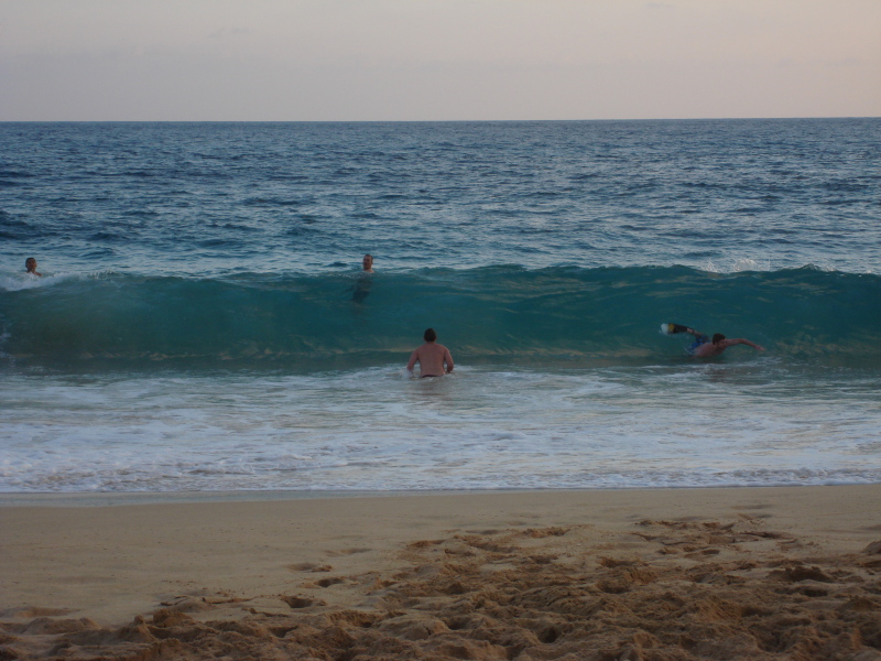 2008/Best_of/800x600_2008-01-08-Hawaii-34-Sandy-Beach-Travis-Bill-GOOD.JPG