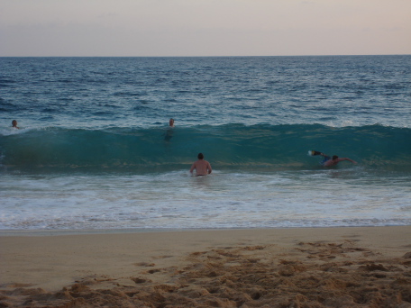 2008-01-08-Hawaii-34-Sandy-Beach-Travis-Bill-GOOD.JPG