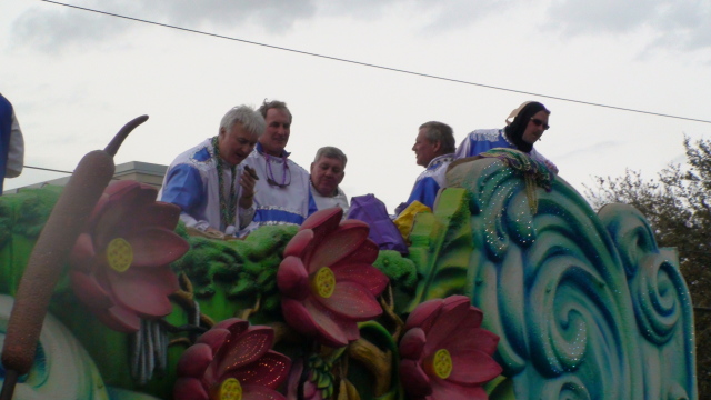 2009/02(February)/02_21_1_Endymion_Pre-Parade/640x480_2009-02-21-Pre-Parade-43-Mike-Howie-Randy-Jim-Doug.JPG