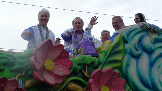 2009/02(February)/02_21_1_Endymion_Pre-Parade/640x480_2009-02-21-Pre-Parade-44-Mike-Howie-Randy-Jim-Doug.JPG