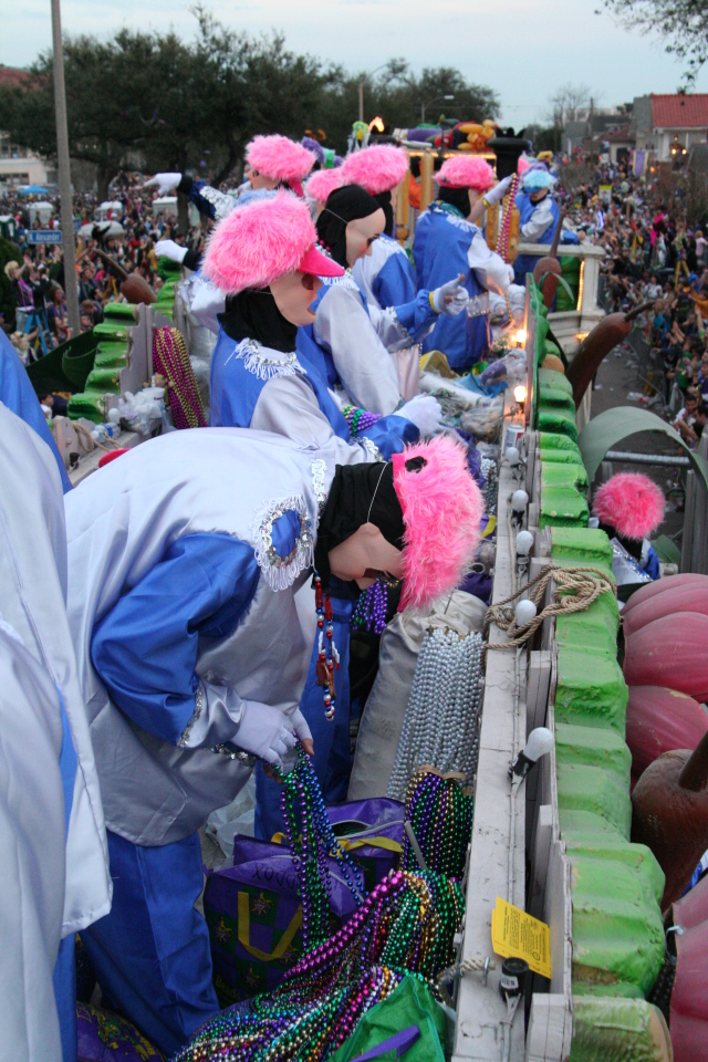 2009/02(February)/02_21_1_Endymion_Pre-Parade/640x480_2009-02-21-Pre-Parade-79-Chris-Ren-Doug.JPG