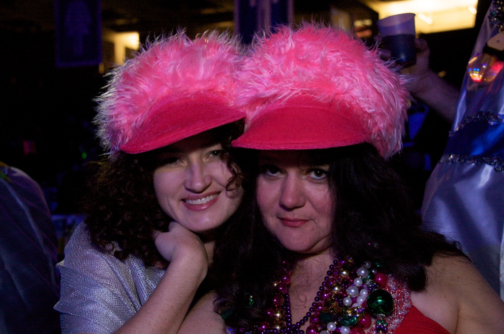 2009-02-21-Extravaganza-57-Suzi-Kiffin-hats.jpg