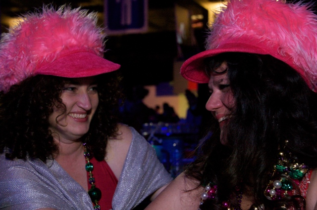 2009/02(February)/02_21_3_Endymion_Extravaganza/640x480_2009-02-21-Extravaganza-63-Suzi-Kiffin-hats.jpg