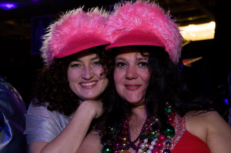 2009-02-21-Extravaganza-58-Suzi-Kiffin-hats.jpg