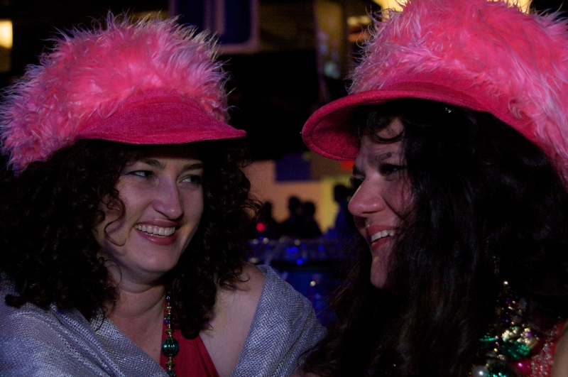 2009-02-21-Extravaganza-64-Suzi-Kiffin-hats.jpg
