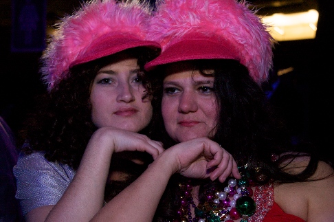 2009-02-21-Extravaganza-59-Suzi-Kiffin-hats.jpg