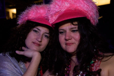 2009-02-21-Extravaganza-66-Suzi-Kiffin-hats.jpg