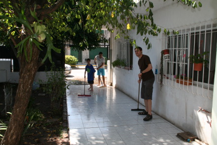 2009-03-13-007-Argentina-Mark-Lio-Chance-cleaning-driveway.JPG