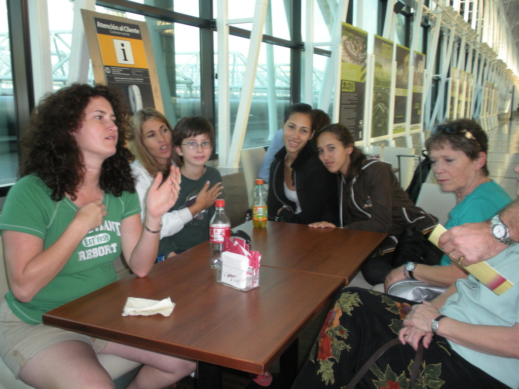 2009/03(March)/Argentina/10-Goodbye-at-Airport/2009-03-20-Argentina-13-Airport--Suzi-Adriana-Dax-Marianela-Lio-Marta.JPG