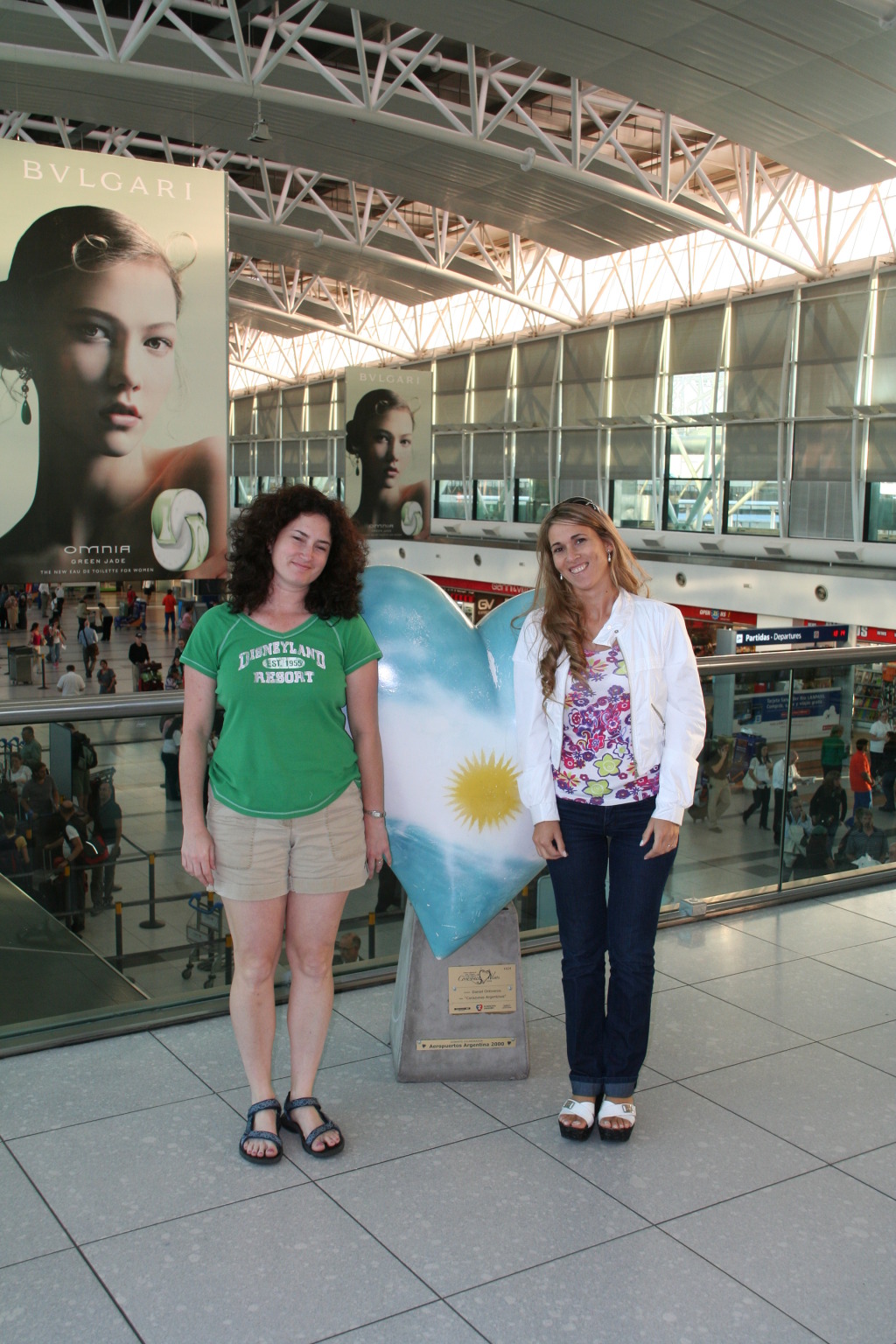 2009-03-20-Argentina-15-Airport-Suzi-Adriana.JPG