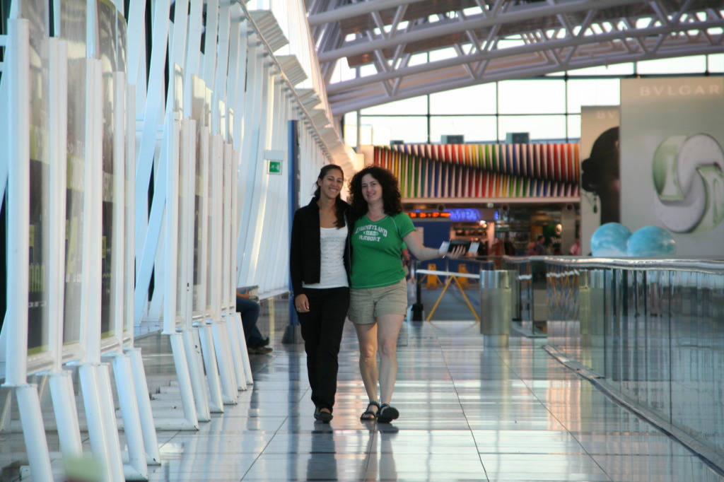 2009-03-20-Argentina-31-Airport-Marianela-Suzi.JPG