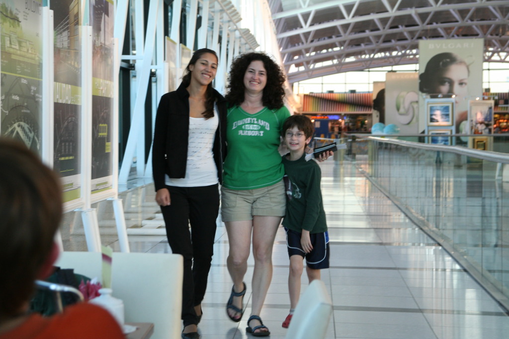 2009-03-20-Argentina-33-Airport-Marianela-Suzi-Dax.JPG