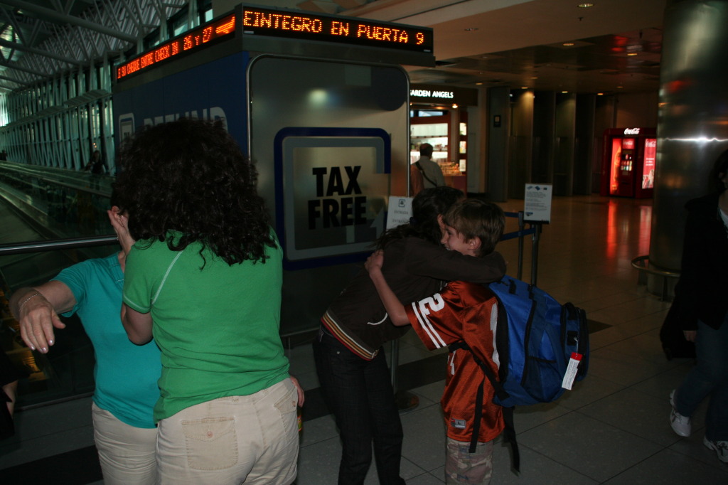 2009/03(March)/Argentina/10-Goodbye-at-Airport/1024x768_2009-03-20-Argentina-36-Airport-Marta-Suzi-Lucila-Chance.JPG