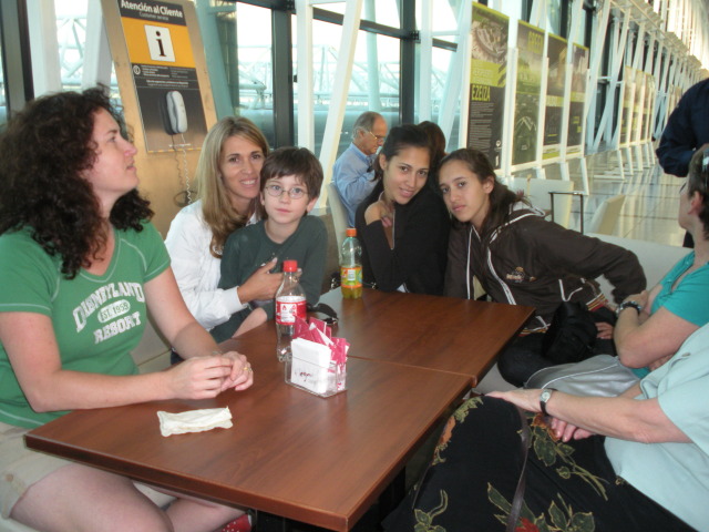 2009/03(March)/Argentina/10-Goodbye-at-Airport/640x480_2009-03-20-Argentina-14-Airport--Suzi-Adriana-Dax-Marianela-Lio-Marta.JPG