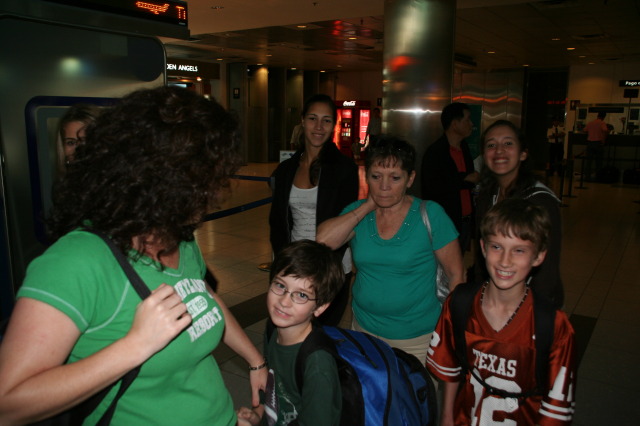 2009/03(March)/Argentina/10-Goodbye-at-Airport/640x480_2009-03-20-Argentina-34-Airport-Suzi-Dax-Marianela-Marta-Lucila-Chance.JPG