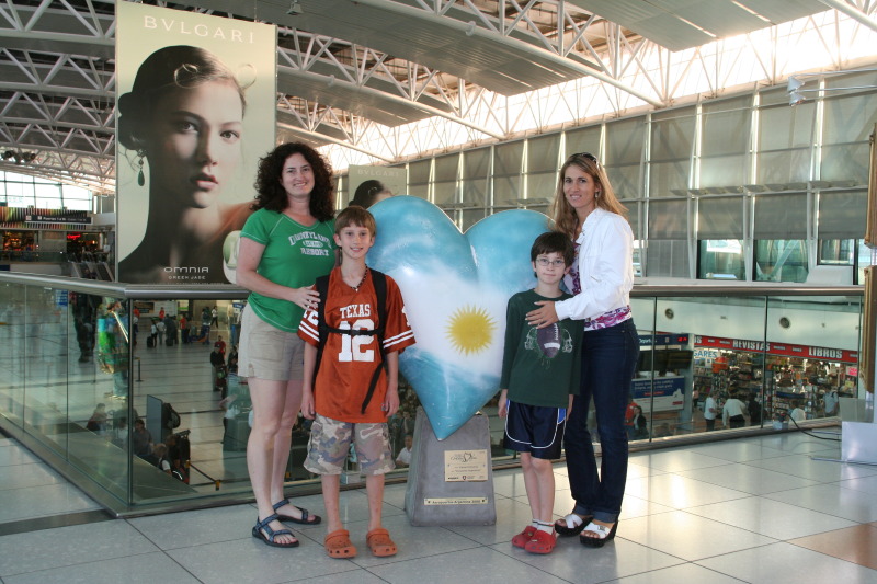2009/03(March)/Argentina/10-Goodbye-at-Airport/800x600_2009-03-20-Argentina-16-Airport-Suzi-Chance-Dax-Adriana.JPG