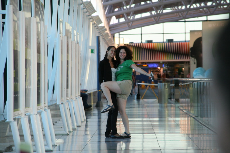 2009-03-20-Argentina-32-Airport-Marianela-Suzi.JPG