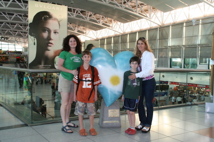 2009-03-20-Argentina-16-Airport-Suzi-Chance-Dax-Adriana.JPG