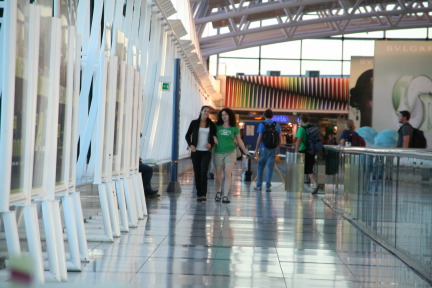 2009-03-20-Argentina-29-Airport-Marianela-Suzi.JPG