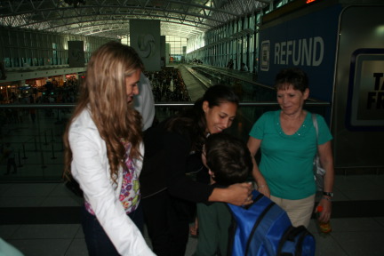 2009-03-20-Argentina-35-Airport-Adriana-Marianela-Dax-Marta.JPG