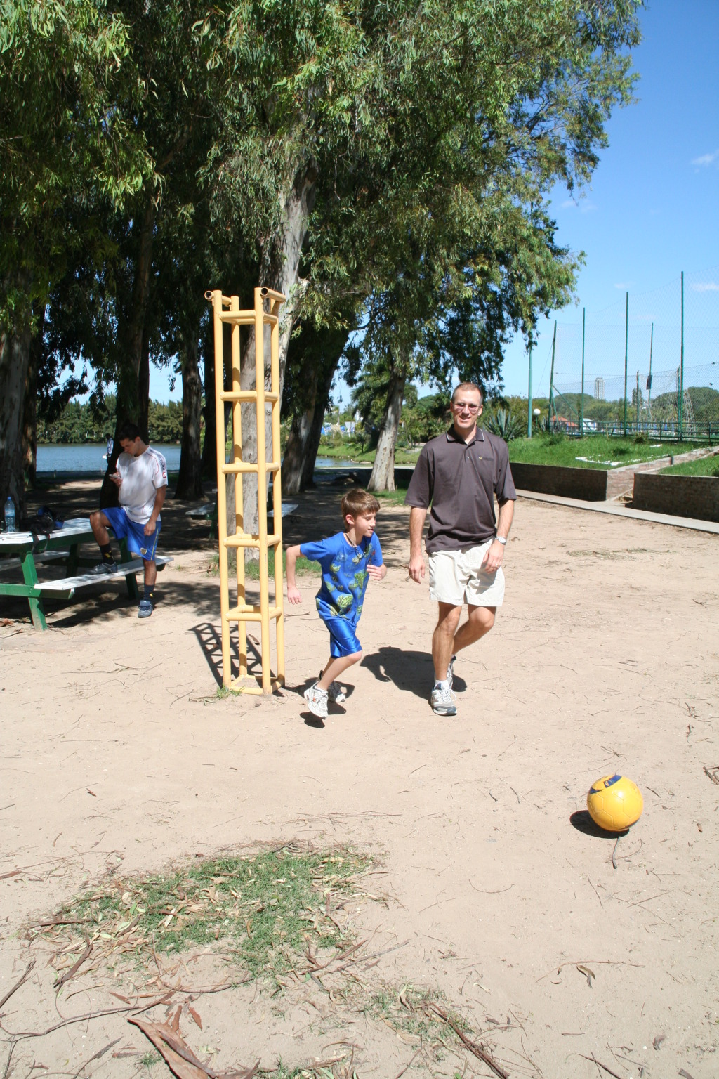 2009/03(March)/Argentina/2-Park/1024x768_2009-03-15-Argentina-035-Lio-Chance-Travis.JPG