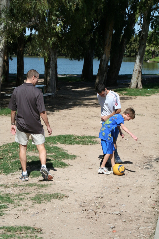 2009/03(March)/Argentina/2-Park/640x480_2009-03-15-Argentina-043-Travis-Chance-Lio.JPG