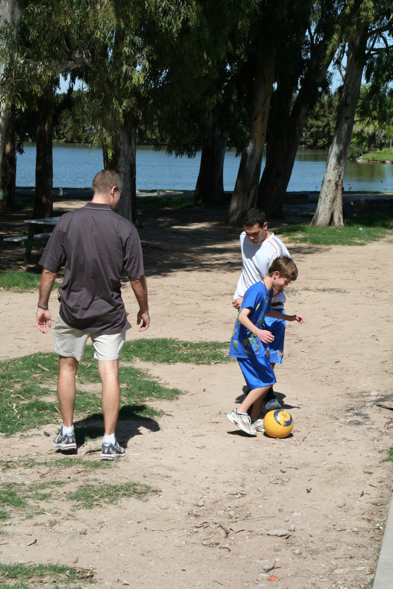 2009/03(March)/Argentina/2-Park/800x600_2009-03-15-Argentina-042-Travis-Chance-Lio.JPG