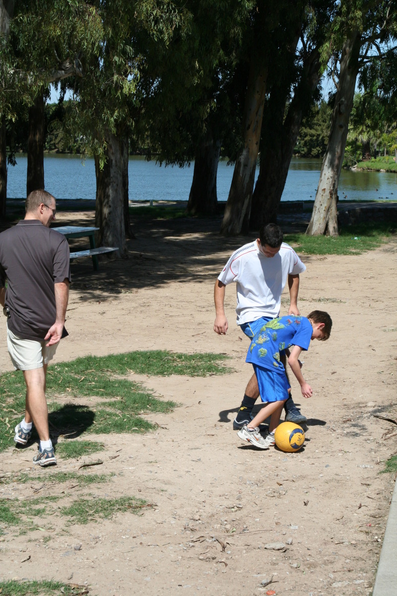 2009/03(March)/Argentina/2-Park/800x600_2009-03-15-Argentina-044-Travis-Chance-Lio.JPG