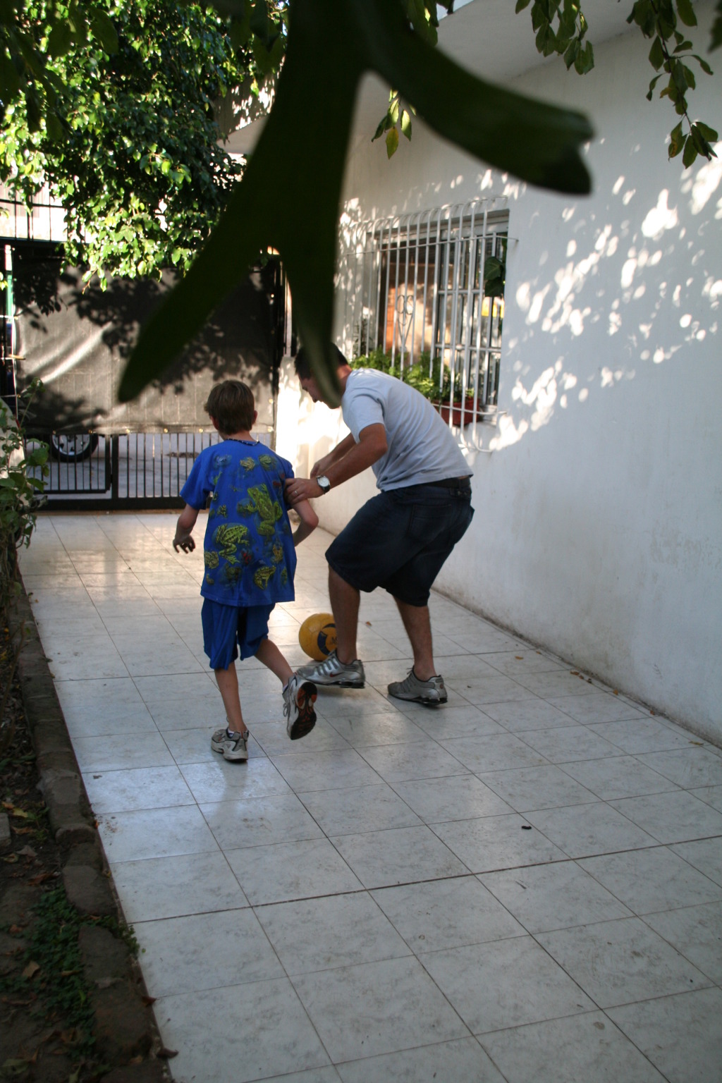 2009/03(March)/Argentina/4-Soccer-in-driveway/1024x768_2009-03-15-Argentia-006-Chance-Ruben-Soccer.JPG